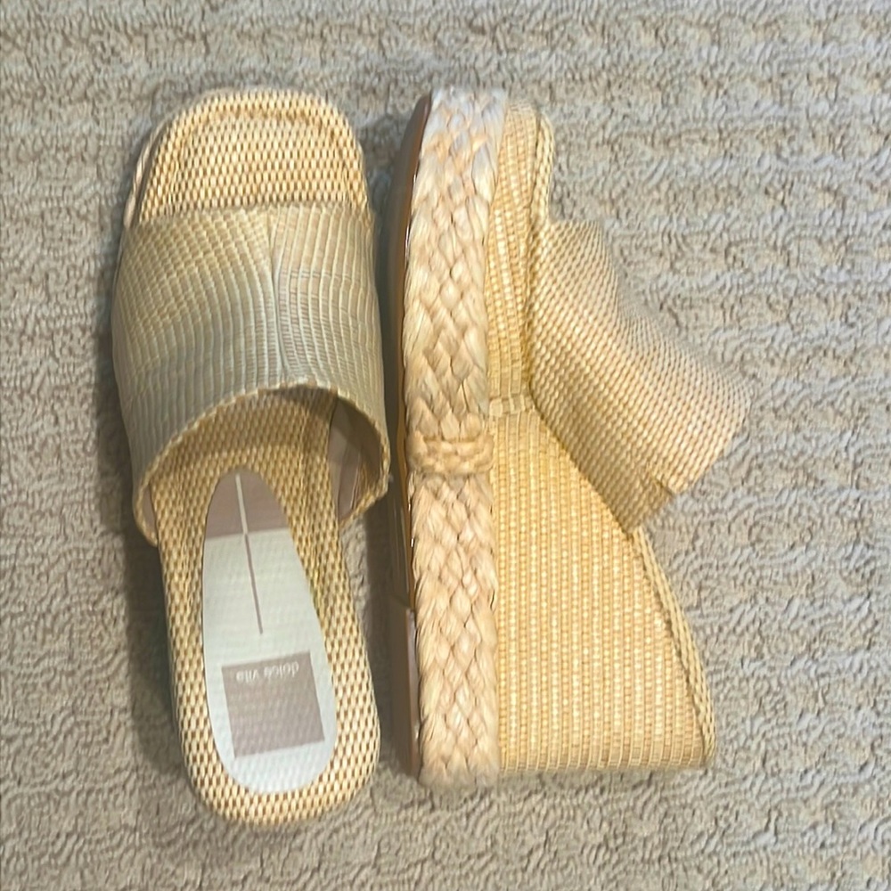 Dolce vita Elene platform slides. size 8.5.